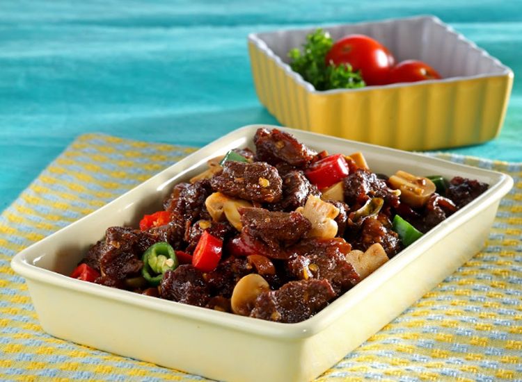 Hidangan sapi saus tiram yang lezat dengan daging empuk terbalut saus gurih, disajikan hangat bersama nasi putih