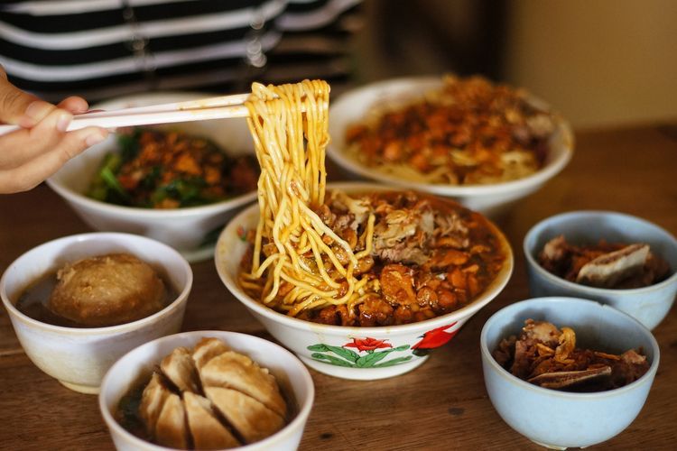 Seporsi mie ayam bakso dengan mie kenyal, ayam berbumbu, dan bakso gurih