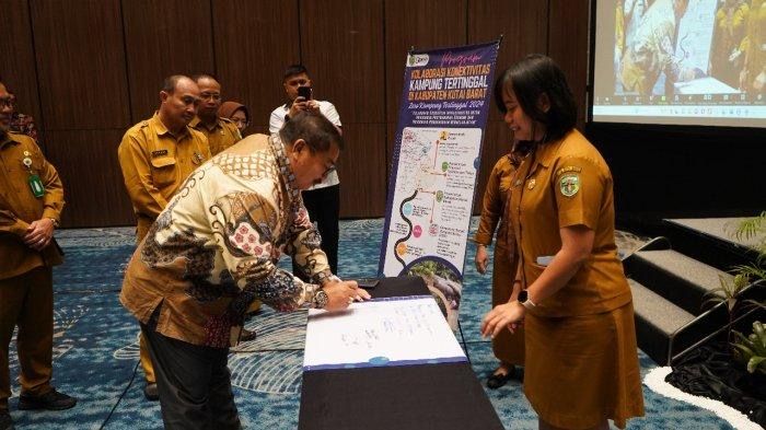 Foto Istimewa : Sekda Kubar Dr. Ayonius, S.Pd, MM, melakukan penadatangan program Peluncuran program Kolaborasi Konektivitas Kampung Tertinggal.