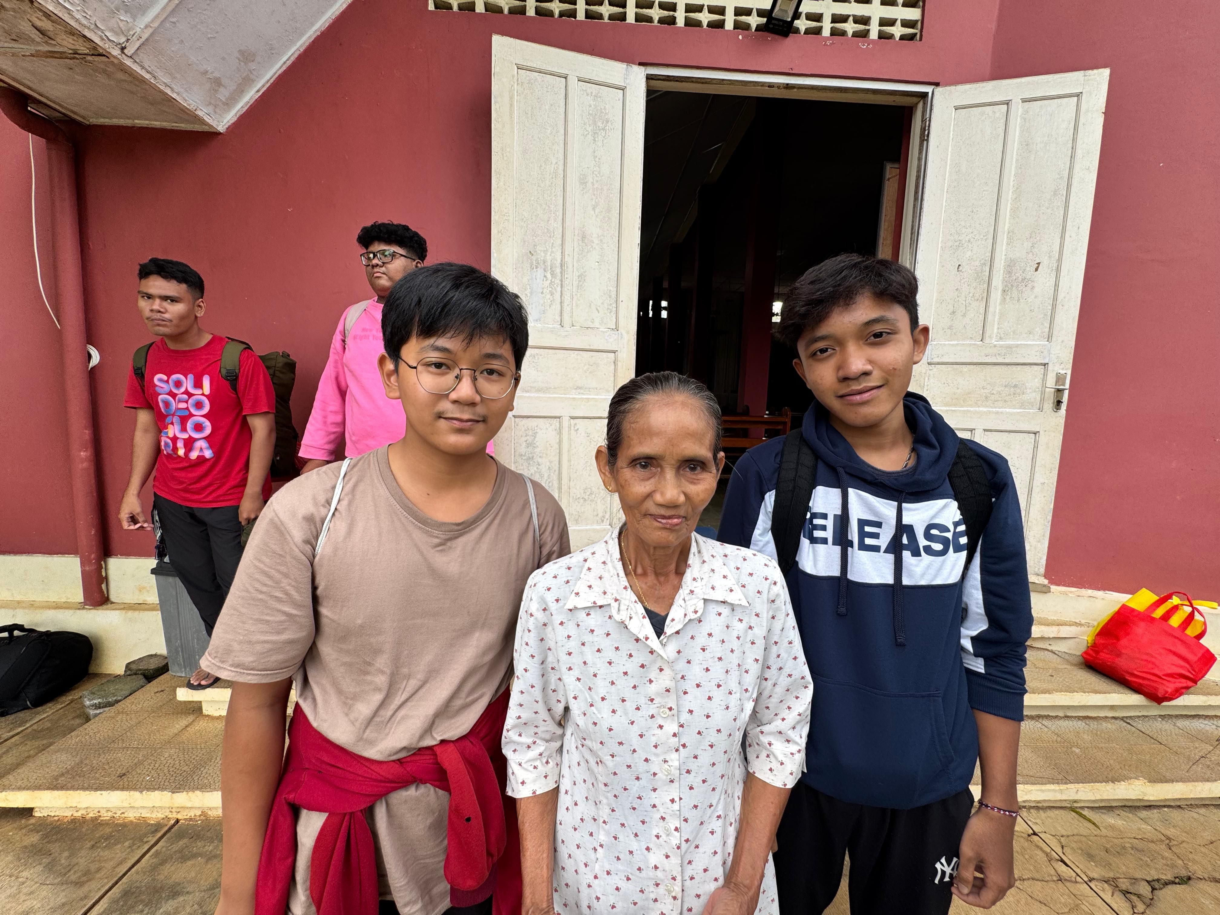 Para peserta didik SMA Strada Bhakti Wiyata, Kranji, Kecamatan Bekasi Barat, Kota Bekasi bersama para orang tua asuh