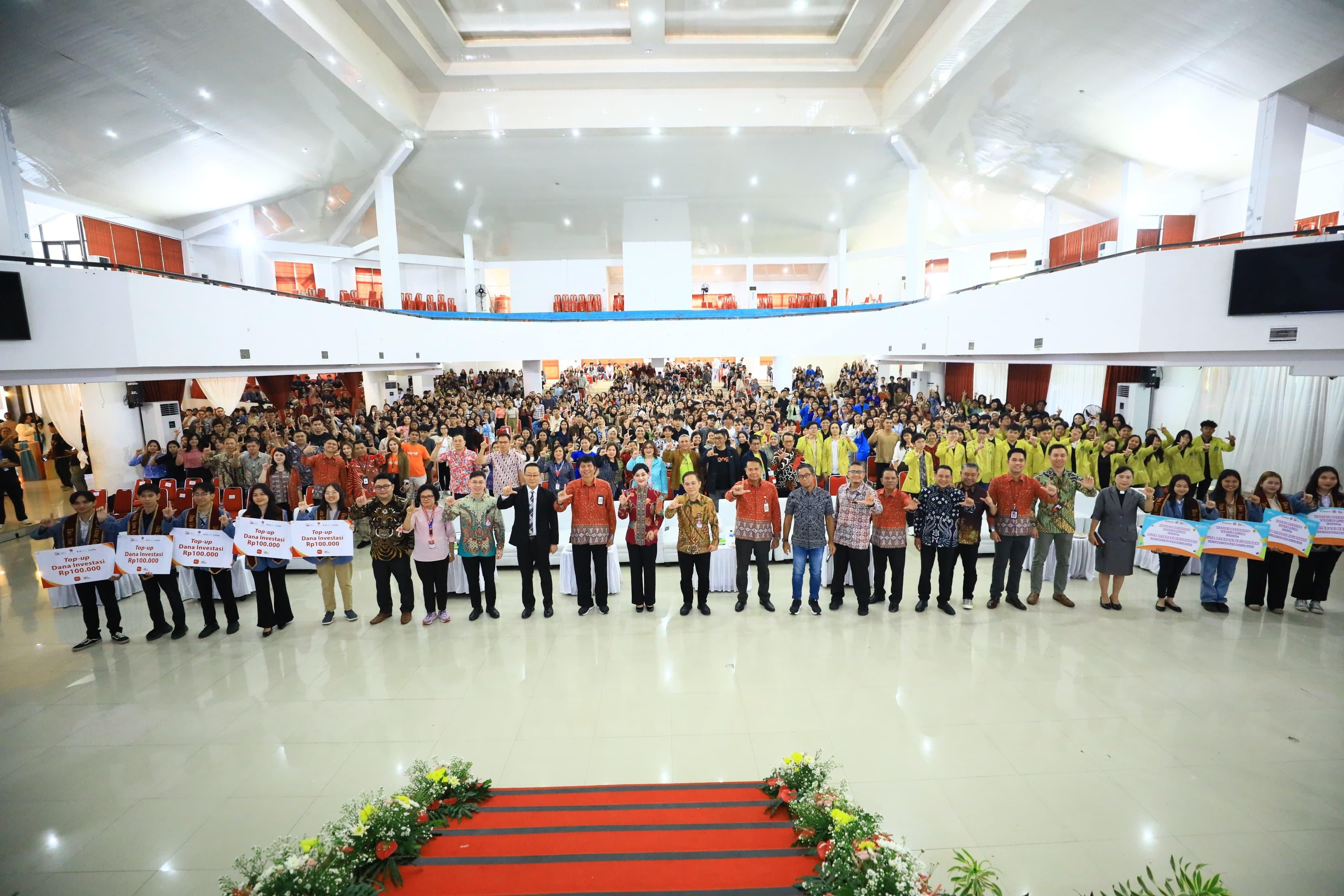 OJK Menggelar Kuliah Umum di Auditorium Universitas Sam Ratulangi Tentang Edukasi Generasi Muda Melek Investasi yang diikuti 1000 mahasiswa. 