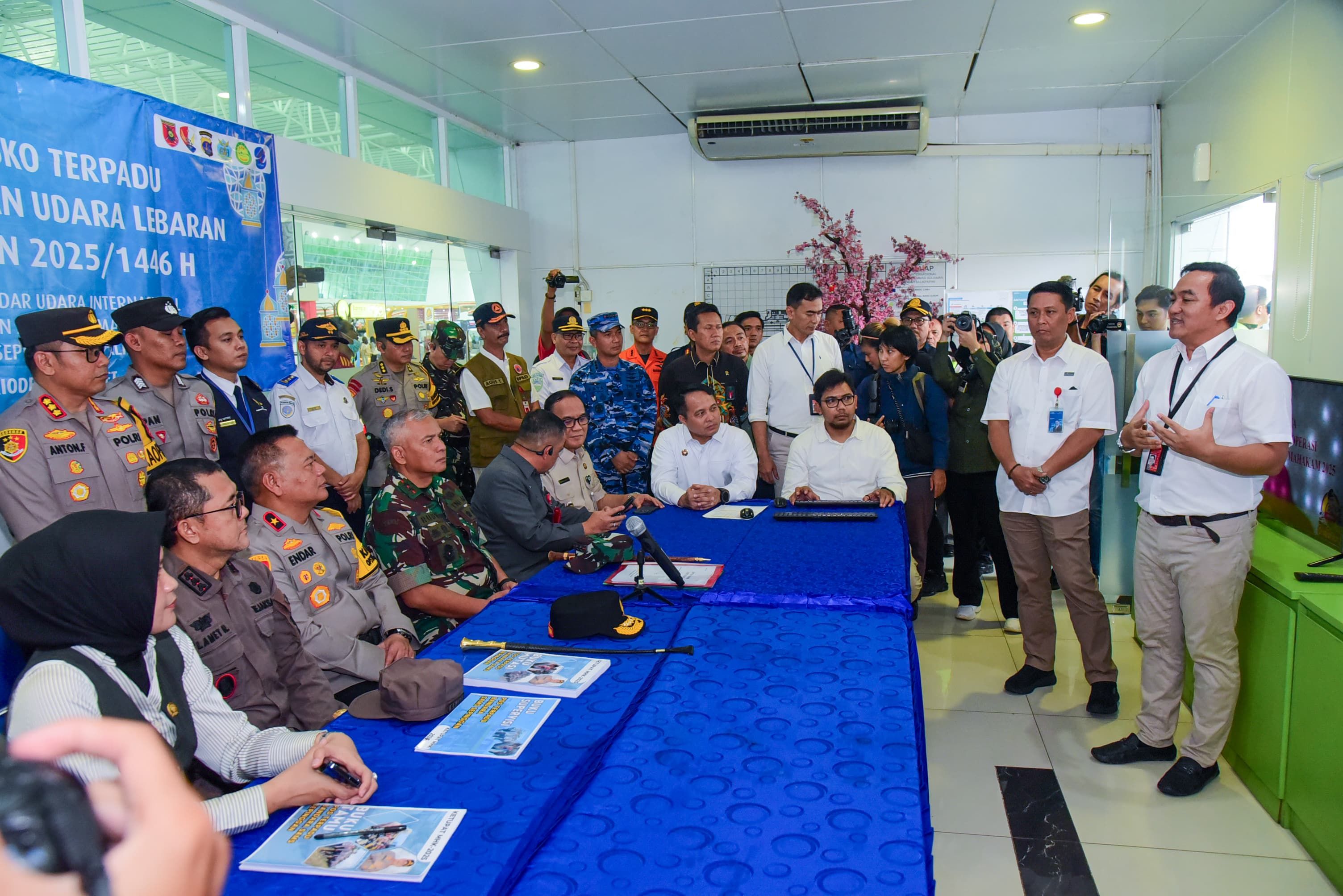 CEO Regional VI PT Angkasa Pura Indonesia, Handy Heryudhitiawan memberikan pengarahan pada petugas posko mudik lebaran di Bandara SAMS Sepinggan Balikpapan