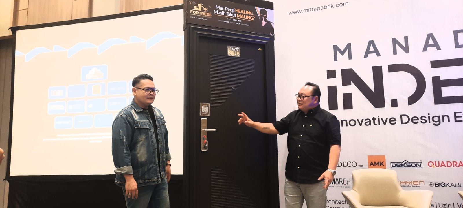 Antonius Yan Halim selaku Managing Director Mitrapabrik.com, National Sales Manager Fortress Hens Sumarauw saat menjelaskan ketangguhan pintu baja FORTRESS