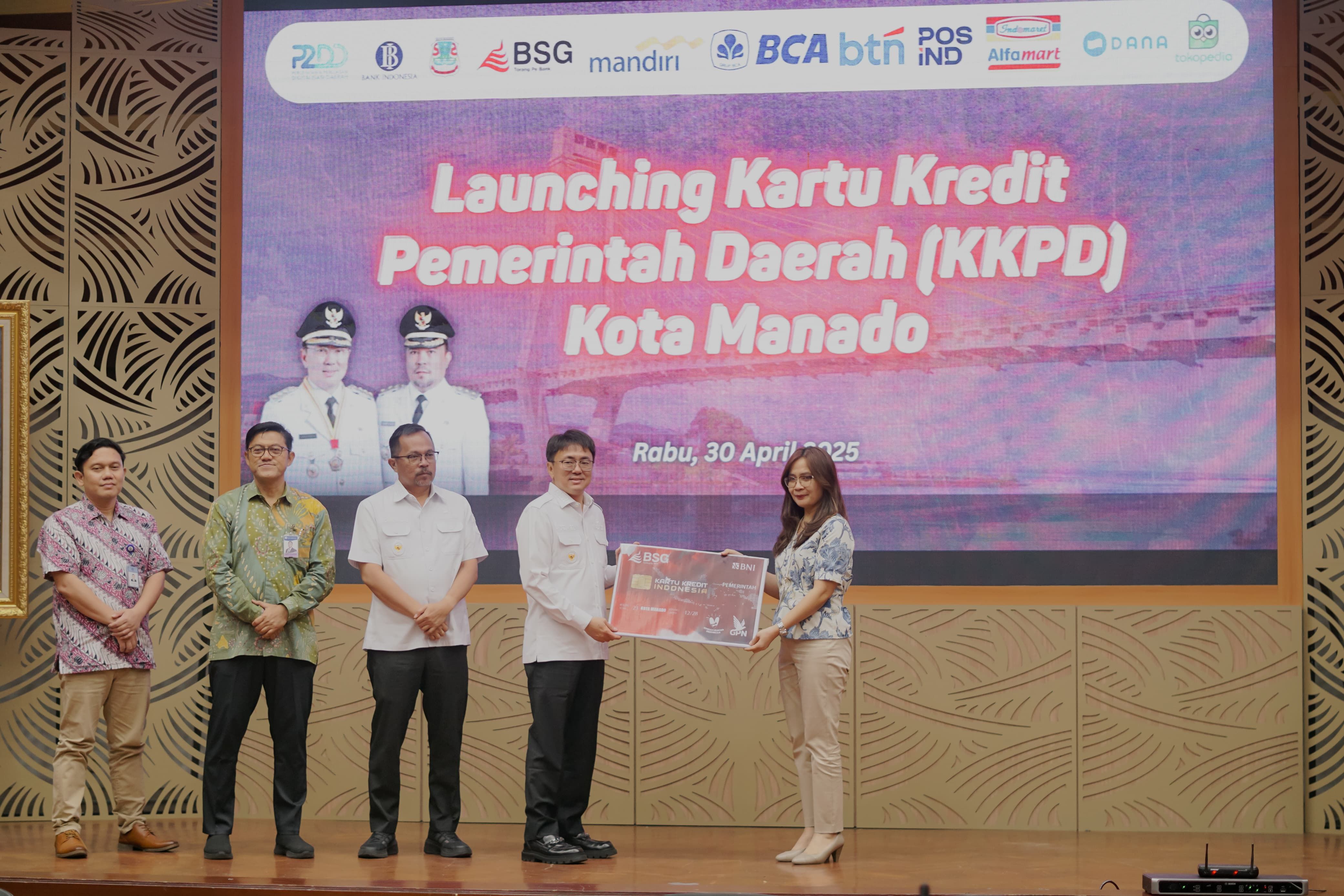 Penyerahan Kartu Kredit Pemerintah Daerah (KKPD) oleh BPD SulutGo kepada Walikota Manado Andre Angouw