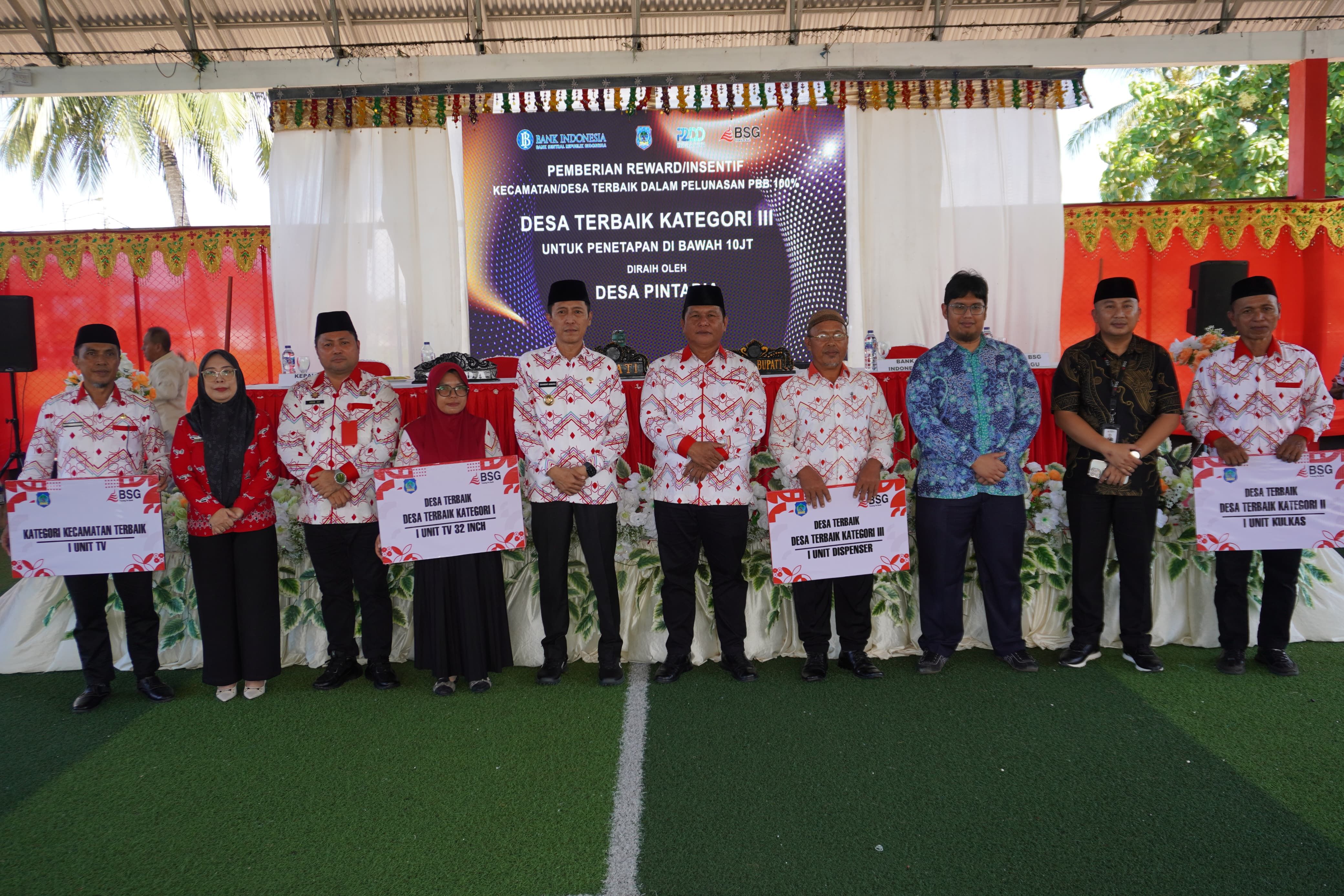 Penyerahan Reward/Insentif Kecamatan/Desa Terbaik Dalam Pelunasan PBB 100% yaitu Desa Terbaik Kategori III Untuk Penetapan di Bawah 10 Juta Diraih Oleh Desa Pintadia Kabupaten Bolaang Mongondow Selatan