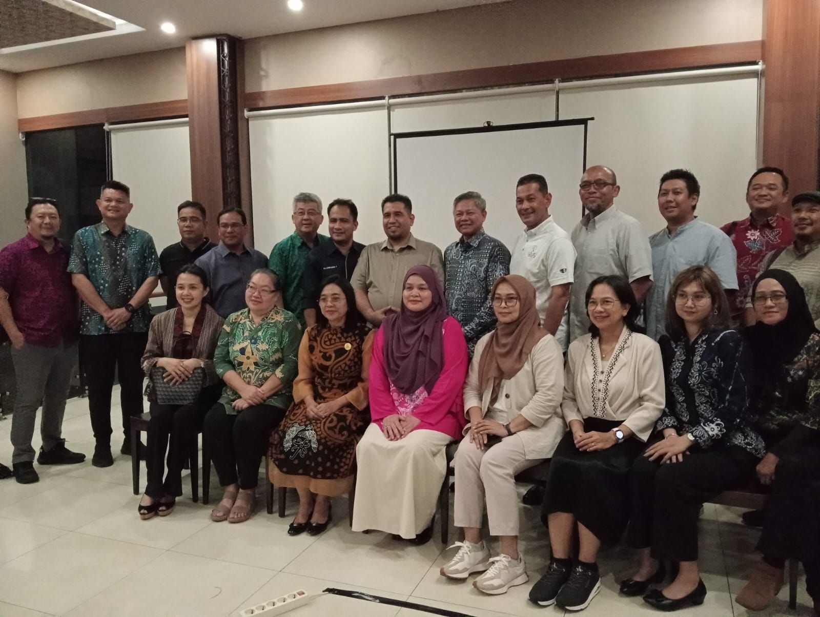Rombongan Malaysia berfoto bersama Kepala Disporapar Balikpapan dan ASITA di D'Bandar Resto Balikpapan, Kamis 22 Mei 2025