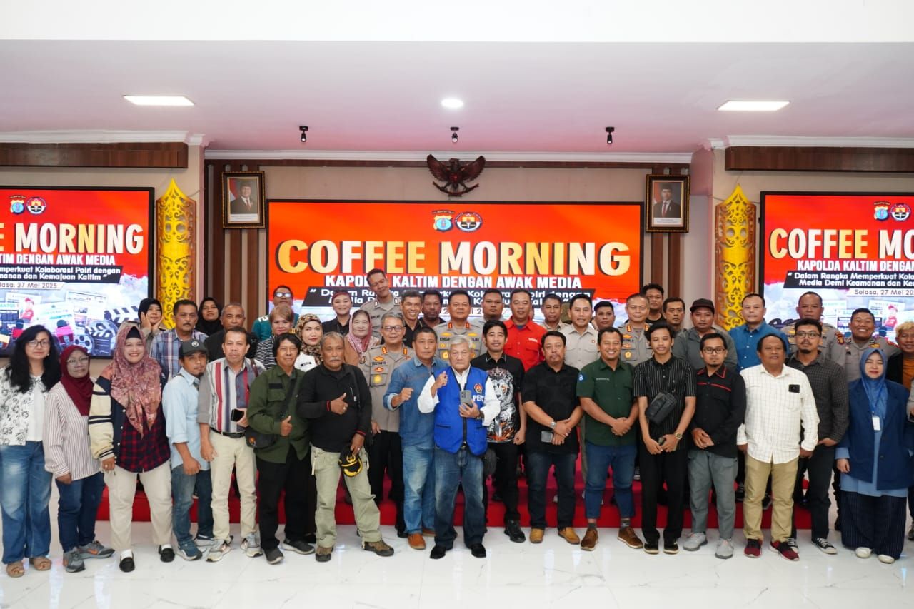 Awak media Balikpapan berfoto bersama dengan Kapolda Kaltim, Selasa 27 Mei 2025