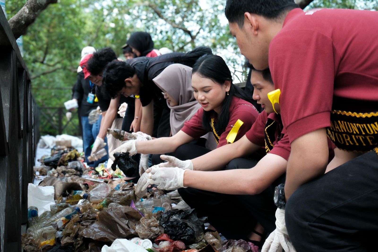 Kegiatan bersih-bersih kawasan mangrove di Balikpapan oleh Telkomsel dan Ciro Waste