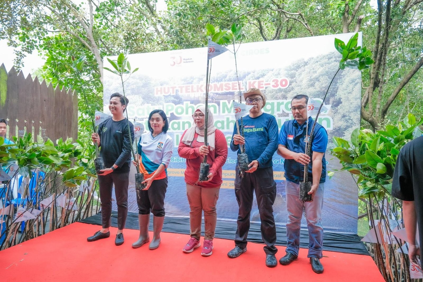 Foto bersama Telkomsel, Ciro Waste dan Disporapar Balikpapan 
