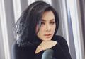Pamer Kaki Mulus, Tampilan Seksi Syahrini Pakai Busana Transparan dengan Jaket Denim Saat di Italia Jadi Sorotan!