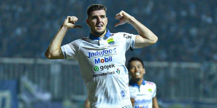 Bek Persib Bandung, Nick Kuipers, saat berselebrasi usai mencetak gol ke gawang PS Tira-Persikabo di Stadion Pakansari, Cibinong, Bogor, pada pekan ke-18 Liga 1 2019, Sabtu (14/9/2019).