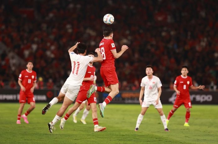 Hasil lemparan ke dalam Pratama Arhan dalam duel Kualifikasi Piala Dunia 2026 kontra Vietnam di Stadion Utama GBK, Jakarta, 21 Maret 2024, dimenangkan pemain Timnas Indonesia yang berbadan lebih tinggi.