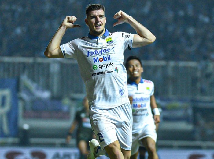 Selebrasi bek Persib Bandung, Nick Kuipers, usai mencetak gol ke gawang PS Tira-Persikabo di Stadion Pakansari, Cibinong, Bogor, pada pekan ke-18 Liga 1 2019, Sabtu (14/9/2019).