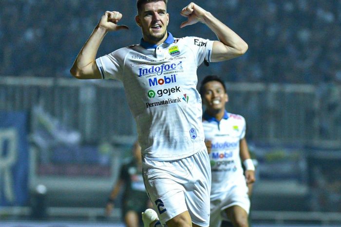 Bek Persib Bandung, Nick Kuipers, saat berselebrasi usai mencetak gol ke gawang PS Tira-Persikabo di Stadion Pakansari, Cibinong, Bogor, pada pekan ke-18 Liga 1 2019, Sabtu (14/9/2019).