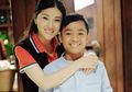 Antar Putra Angkatnya Sekolah, Tampilan Sederhana Sarwendah Pakai Daster dan Sandal Teplek Justru Curi Perhatian!