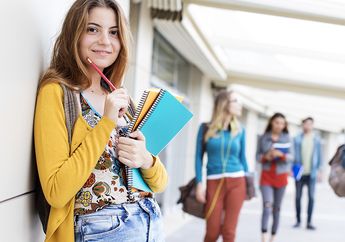 Mahasiswa Baru Harus Punya 5 Model Celana Chic & Nyaman Buat ke Kampus