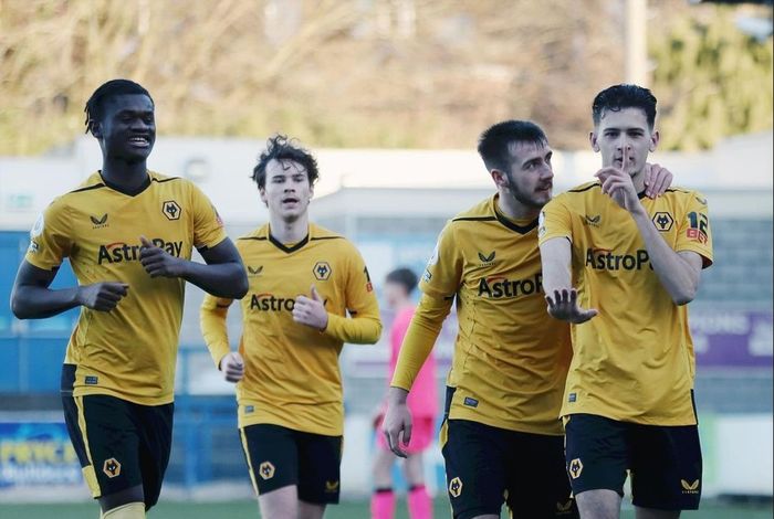 Pemain Wolverhampton Wanderers U-21, Justin Hubner, melakukan selebrasi setelah mencetak gol ke gawang Cardiff City, pada ajang Premier League Cup, Jumat (20/1/2023).