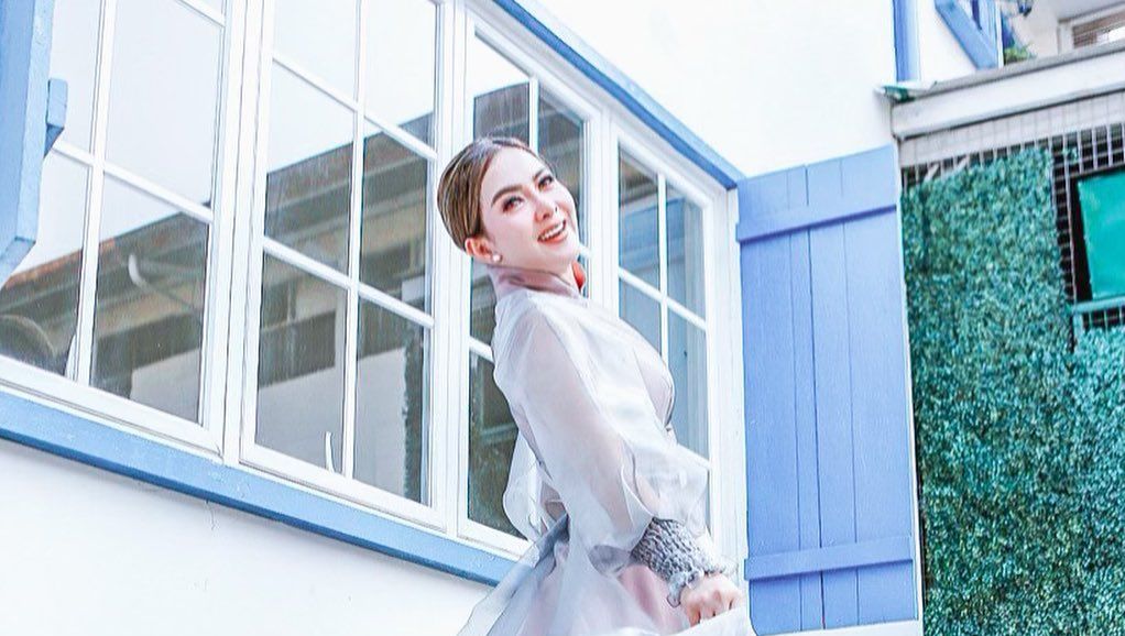 Foto Jadul Syahrini Beredar Luas Penampilan Incess Kenakan Celana Cutbray Dengan Perut Yang Terlihat Buncit Jadi Sorotan Semua Halaman Pop Grid Id