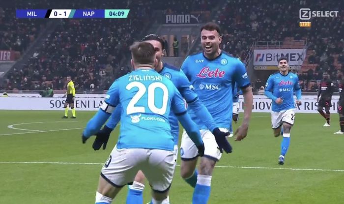 Dua pemain Napoli, Piotr Zielinski dan Eljif Elmas, merayakan gol ke gawang AC Milan pada pekan ke-18 Liga Italia 2021-2022 di Stadion San Siro, Minggu (19/12/2021).