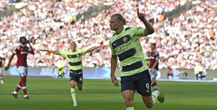 Penyerang Manchester City, Erling Haaland, merayakan gol keduanya ke gawang West Ham United pada pekan pertama Liga Inggris musim 2022-2023 di Stadion London, Minggu (7/8/2022). 