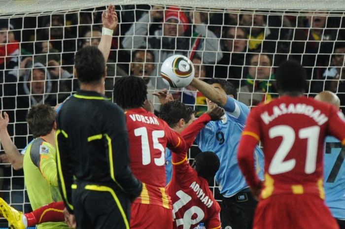 Momen Luis Suarez melakukan blok bola dengan tangan kala Uruguay bersua Ghana di Piala Dunia 2010.