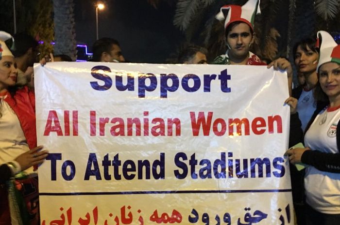 Para aktivis yang mendukung hak penonton wanita untuk menonton laga sepak bola pria di Iran.