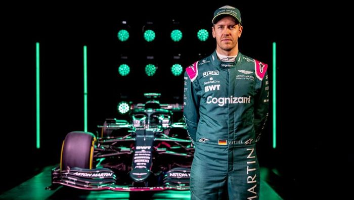 Pembalap Aston Martin, Sebastian Vettel, berpose dengan mobil balap yang akan dia pakai pada kejuaraan dunia F1 2021.
