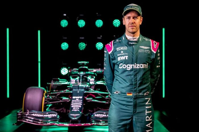 Pembalap Aston Martin, Sebastian Vettel, lebih menjagokan Max Verstappen menjadi juara F1 2021 daripada Lewis Hamilton.