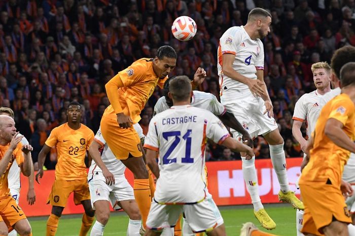 Virgil van Dijk pastikan kemenangan 1-0 Belanda atas Belgia melalui tandukannya dalam laga terakhir fase grup UEFA Nations League 2022-2023.