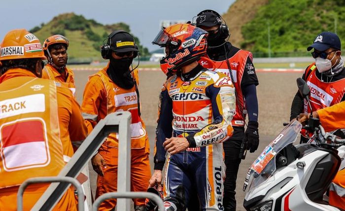 Pembalap Repsol Honda, Marc Marquez dievakuasi usai mengalami kecelakaan pada sesi pemanasan MotoGP Indonesia 2022, Minggu (20/3/2022).