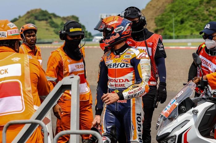 Pembalap Repsol Honda, Marc Marquez dievakuasi usai mengalami kecelakaan pada sesi pemanasan MotoGP Indonesia 2022, Minggu (20/3/2022).