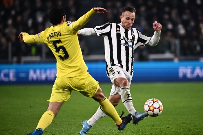 Duel antara Arthur Melo dan Daniel Parejo pada leg kedua babak 16 besar antara Juventus dan Villarreal di Juventus Stadium.