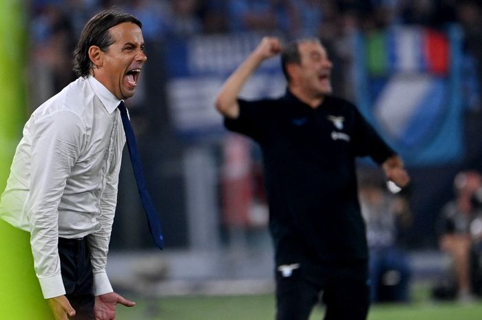 Simone Inzaghi (kiri) dan Maurizio Sarri saling memberi instruksi dalam laga Lazio vs Inter Milan pada lanjutan Liga Italia di Olimpico, Roma (26/8/2022).