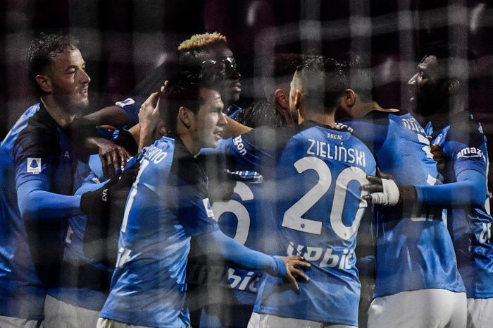 Para pemain Napoli saat merayakan gol ke gawang Salernitana (21/1/2023). Napoli melaju sebagai juara paruh musim terbaik dalam sejarah Liga Italia.