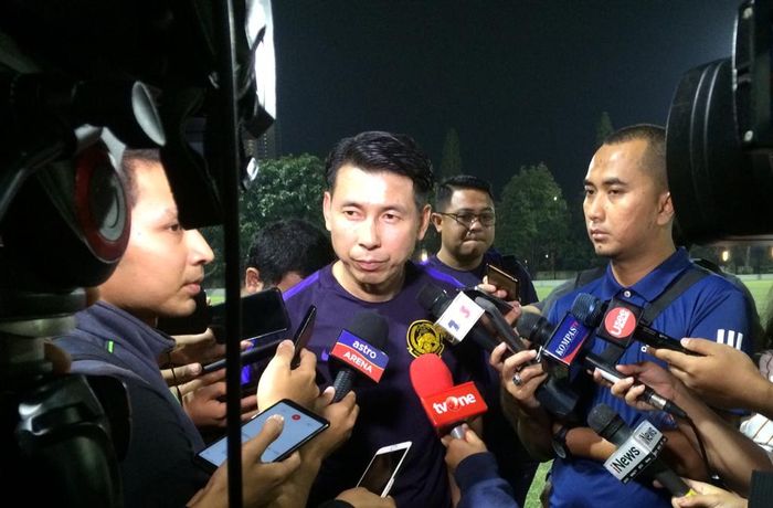 Pelatih timnas Malaysia, Tan Cheng Hoe saat menjawab pertanyaan wartawan dalam sesi latihan jelang laga kontra timnas Indonesia di Lapangan C, Komplek Gelora Bung Karno, Senayan, Jakarta, 3 September 2019. 