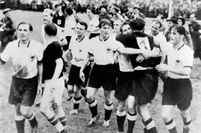 Timnas Jerman Barat berhasil memenangkan Piala Dunia pertama pada edisi 1954 usai menundukkan Hongaria 3-2.