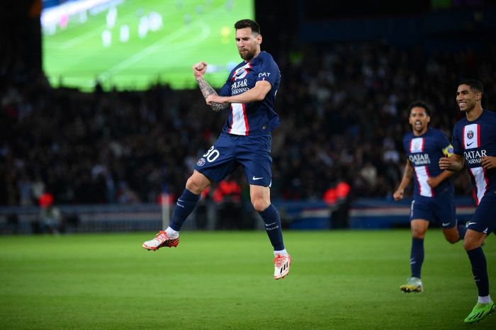 Lionel Messi merayakan gol dalam duel PSG vs Nice di Liga Prancis di Parc des Princes, Paris (1/10/2022).
