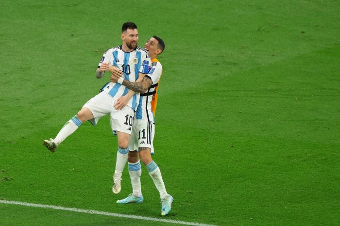 Angel Di Maria memeluk Lionel Messi usai cetak gol di final Piala Dunia saat timnas Argentina melawan Prancis (18/12/2022).