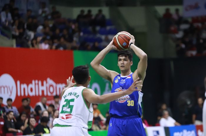 Pebasket Satria Muda Pertamina Jakarta, Kevin Yonas Argadiba Sitorus, bersiap melakukan passing kepada rekan setimnya saat menghadapi Pacific Caesar Surabaya di GOR UNY, Yogyakarta, Sabtu (16/2/2019).