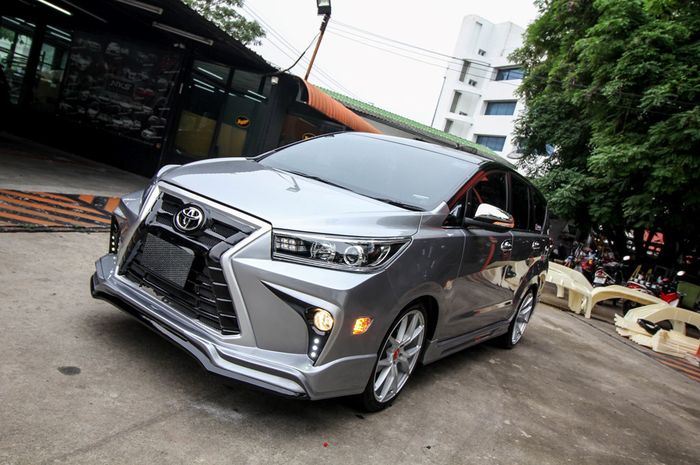 Operasi Plastik Toyota Innova  Reborn  Pakai Wajah Lexus 