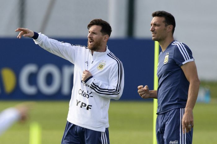 Lionel Messi (kiri) dan Lionel Scaloni (kanan).