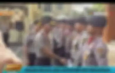 Video Kapolda Metro Jaya Irjen Pol Idham Azis terekam kamera memberikan uang kepada anggota kepolisian di Polres Jakarta Barat. Uang itu diberikan untuk anggotanya membeli seragam baru.