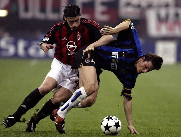 Javier Zanetti (kanan) berebut bola dengan Kakha Kaladze dalam duel Inter Milan vs AC Milan di semifinal Liga Champions (7/5/2003). Derbi Milan kembali mentas di semifinal setelah 20 tahun.