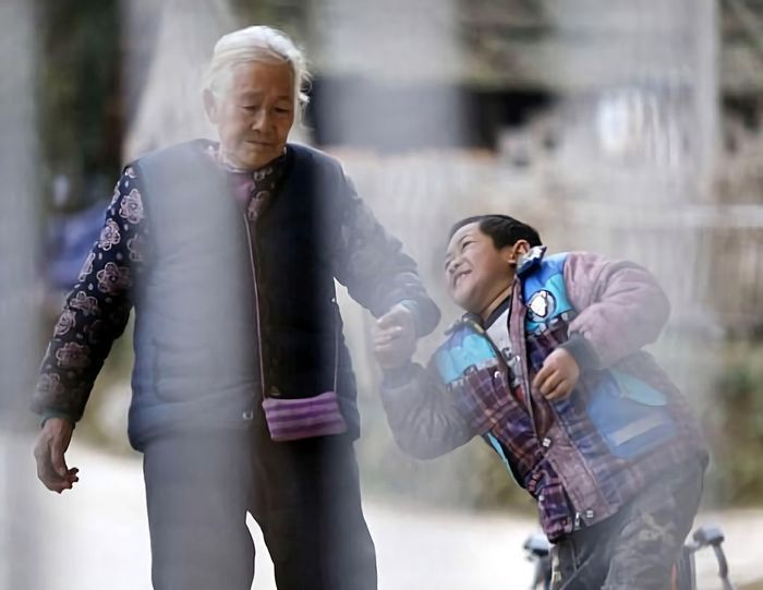 Jiang mengalami penyakit cerebral palsy sejak usia dua tahun