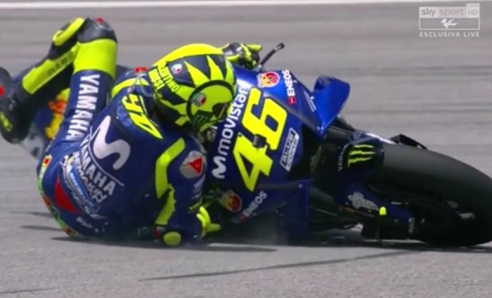 Valentino Rossi nyungsep di tikungan pertama MotoGP Malaysia.