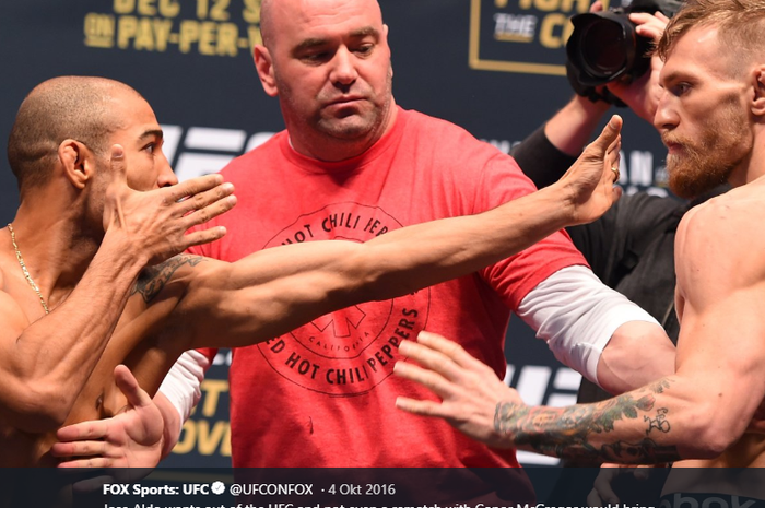 Dua jagoan UFC, Jose Aldo (kiri) dan Conor McGregor (kanan) tengah ikuti prosesi stare down jelang pertarungan mereka di tahun 2015 silam.