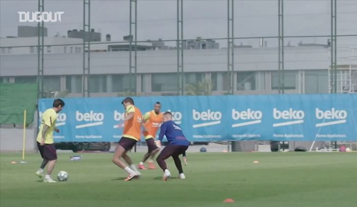 Megabintang Barcelona, Lionel Messi (kiri), mengelabui bek Gerard Pique dalam sesi latihan El Barca.