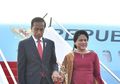 Romantis! Jokowi Terciduk Rangkul Mesra Iriana Saat Lomba 17 Agustus Bersama Para Menteri