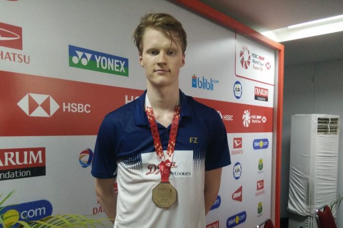 Pebulu tangkis tunggal putra Denmark, Anders Antonsen, berpose setelah konferensi pers final Indonesia Masters 2019.