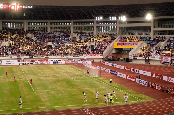 Terlihat kondisi rumput di lapangan Sadion Manahan, Solo tidak merata dalam pertandingan pekan ke-11 Liga 1 2022-2023 antara Persis Solo melawan PSM Makassar, Kamis (29/9/2022).